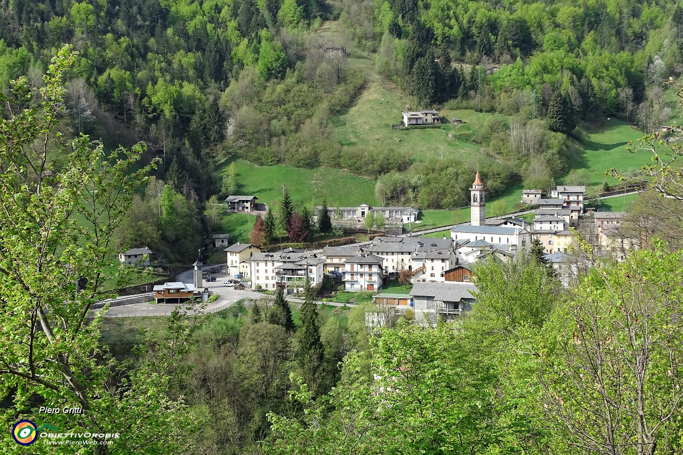 21 Salendo a Costa e alla Pigolotta vista su Valtorta.JPG